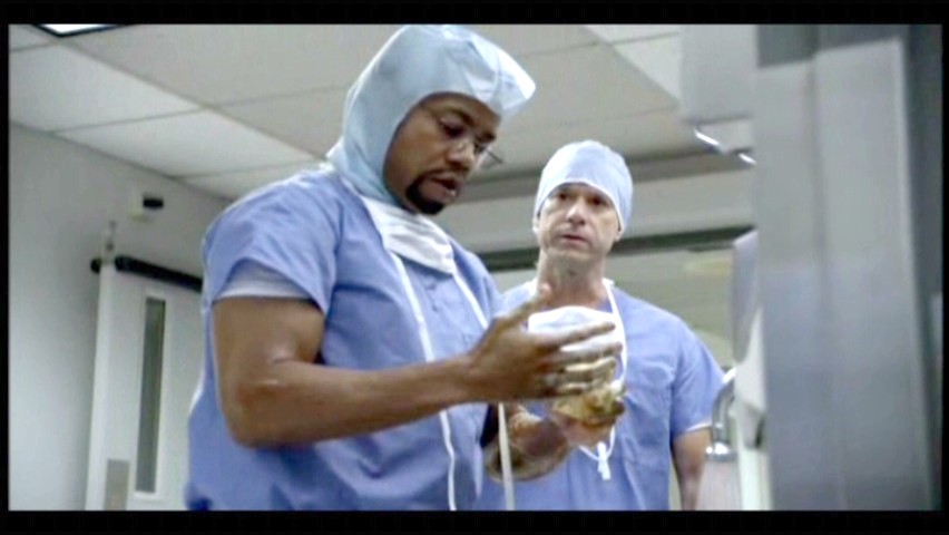 cirurgião lavando as mãos