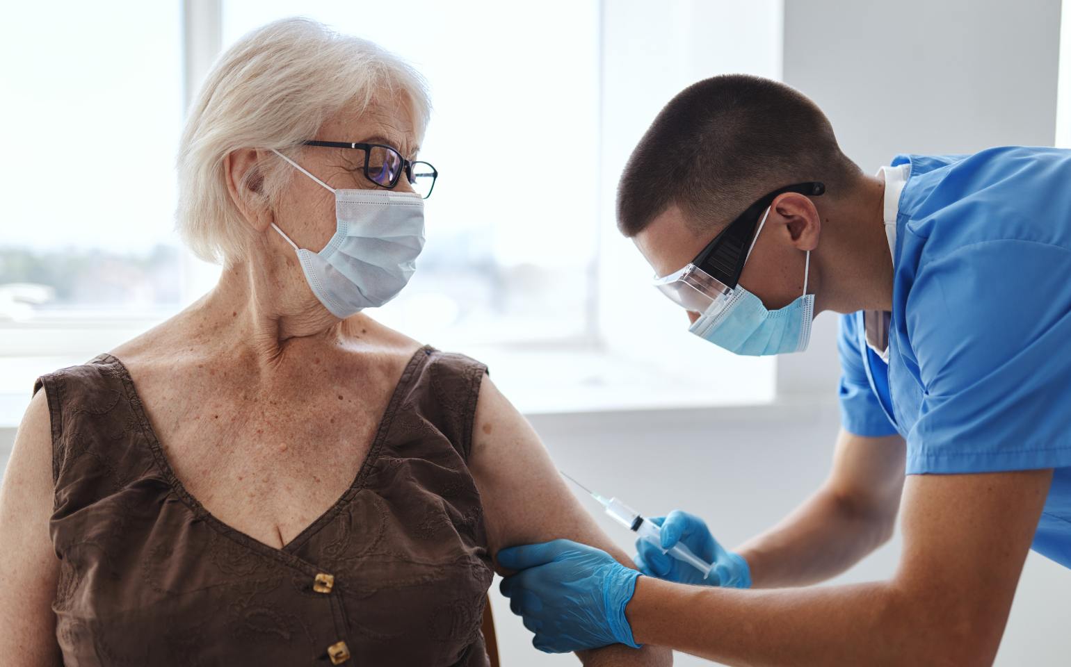 mascara idosa vacina covid-19 