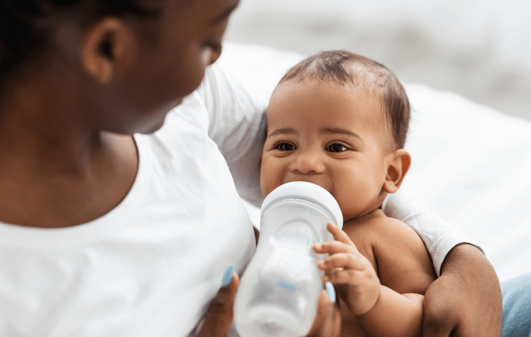 Leite de vaca para bebês que não mamam? OMS libera o uso