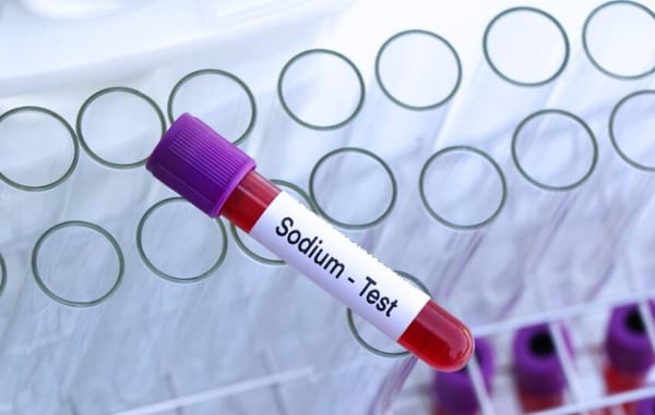 Hiponatremia: o que é, sintomas, causas e como tratar